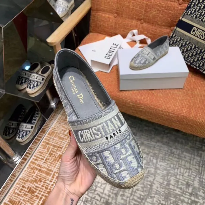 👟👟Ex-factory price 400👟👟 In 2020, new colors are coming simultaneously on the official website of the DIOR fisherman shoe series: original development, original anatomy display, exclusive outsole, you can compare as you like.  [Material] 1⃣️Sole: The only 1:1 exclusive rubber sole on the market 🌸. Fabric original embroidery. Lining: imported sheepskin, delicate and soft. [Size] 35-40.